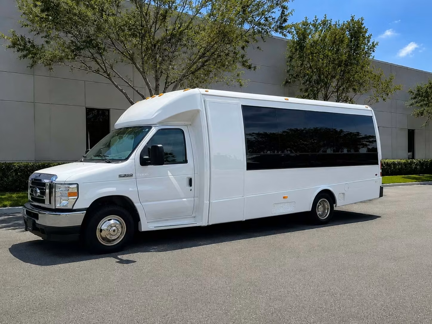 benton 15 passenger minibus rental