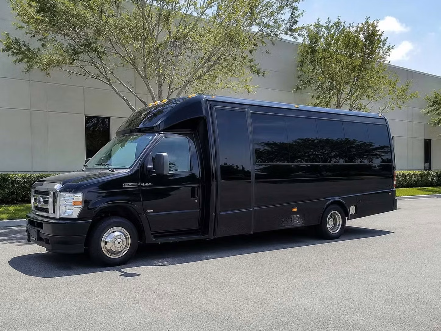 benton 18 passenger minibus rental